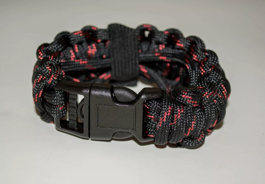 Pulsera de Supervivencia Ajustable con Llave de Esposas – Edición Táctica Black & Red