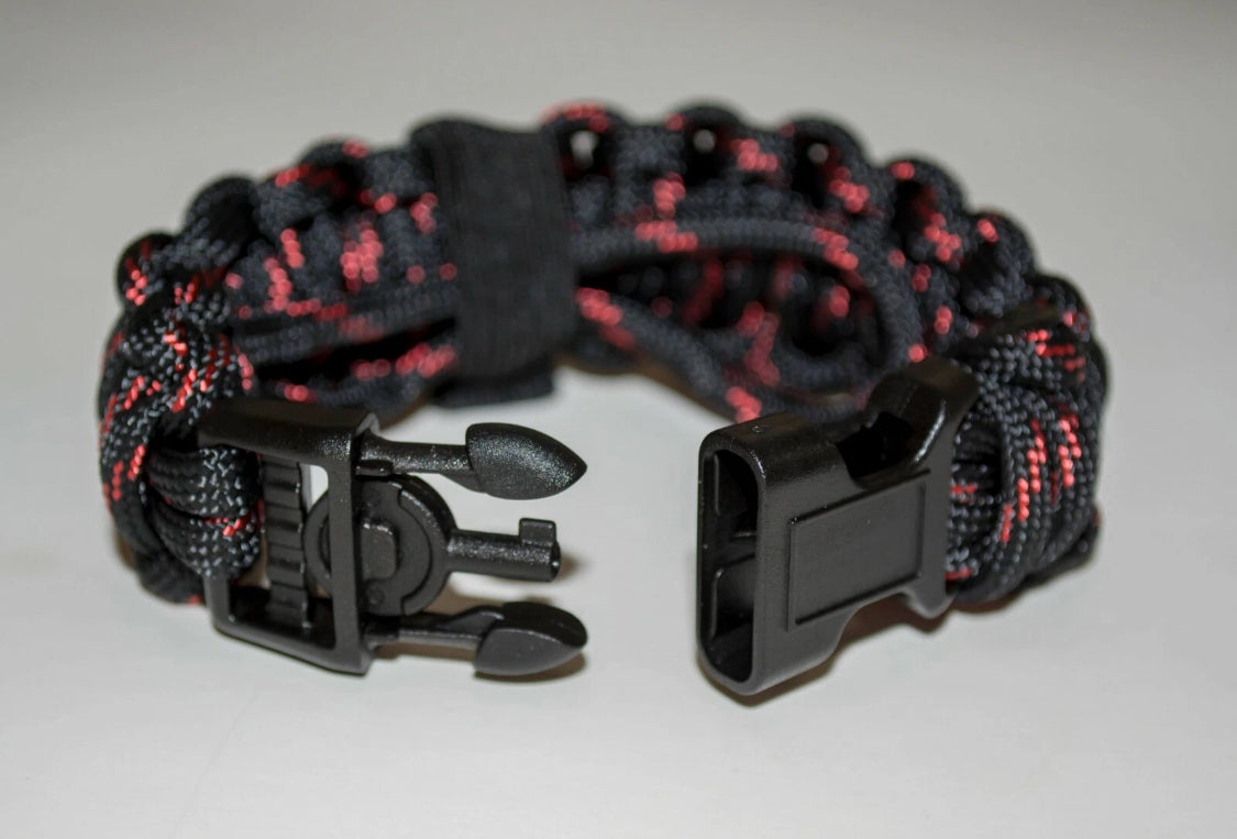 Pulsera de Supervivencia Ajustable con Llave de Esposas – Edición Táctica Black & Red